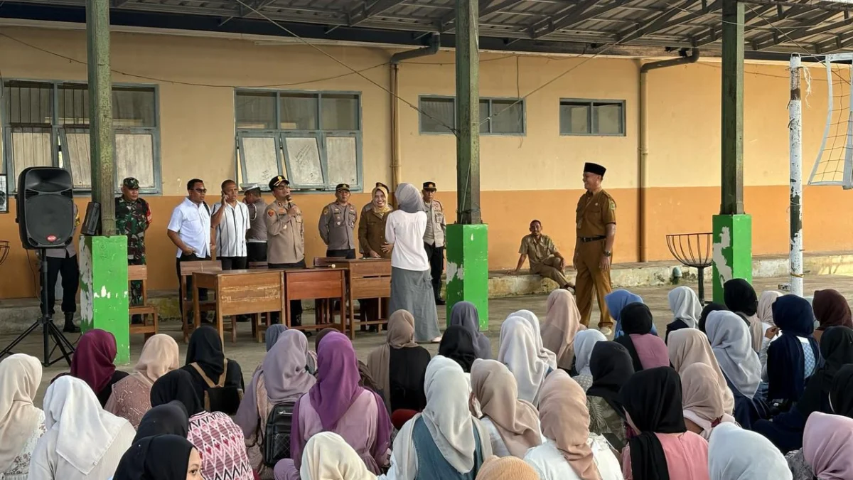 Jajaran Polres Banjar saat memantau kondisi siswa di SMKN 2 Banjar jelang pengumuman kelulusan kelas 12, Senin (5/5/2025). (Cecep Herdi/Jabar Ekspres)