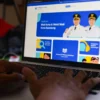 Ilustrasi: Seorang warga menggunakan laptop membuka laman Seleksi Penerimaan Murid Baru (SPMB) Bandung, Senin (5/5). Foto: Dimas Rachmatsyah / Jabar Ekspres