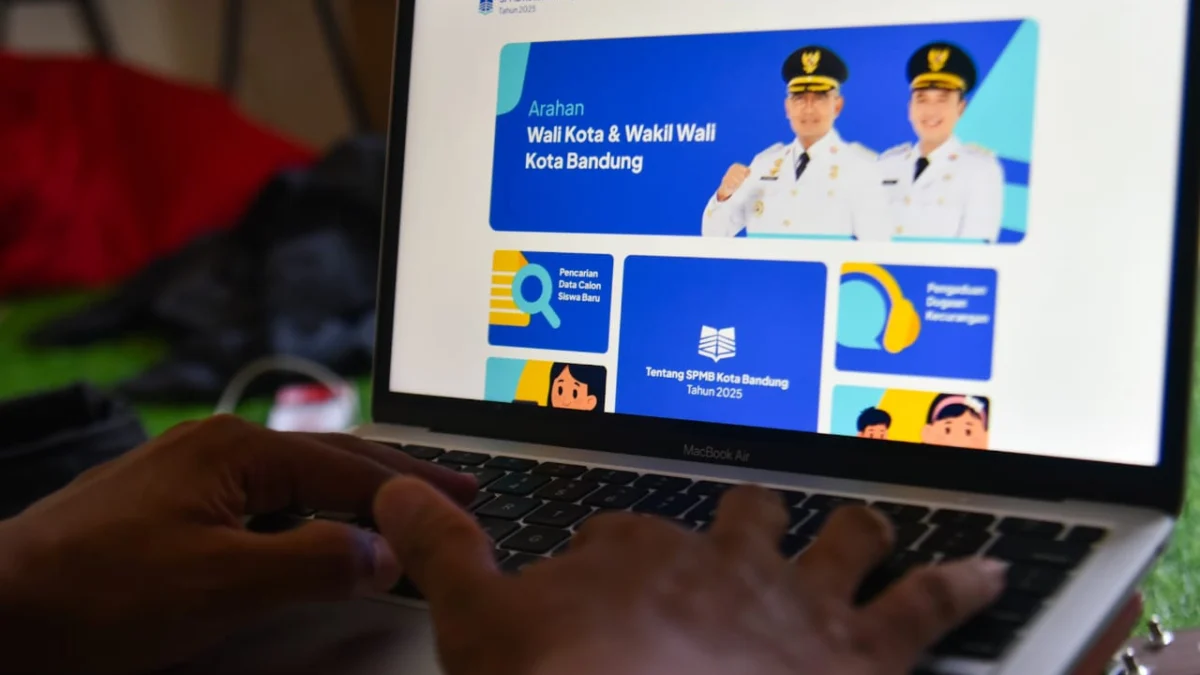 Disdik akan Gelar Tes Terstandar untuk SPMB Jalur Prestasi Ilustrasi: Seorang warga menggunakan laptop membuka laman Seleksi Penerimaan Murid Baru (SPMB) Bandung, Senin (5/5). Foto: Dimas Rachmatsyah / Jabar Ekspres