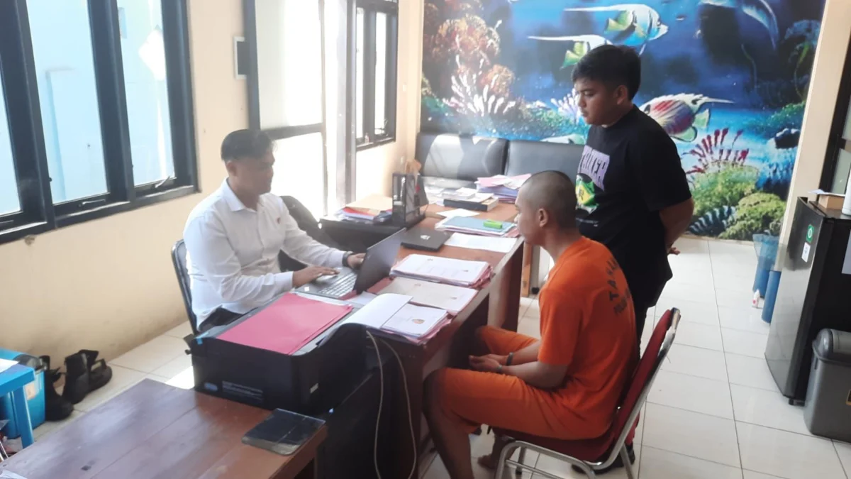 Anak di Bawah Umur Jadi Korban Eksploitasi Seksual di Tasikmalaya, Pelaku Diamankan Pelaku berinisial DAK (24 tahun) diamankan di Polres Tasikmalaya usai melakukan tindakan asusila terhadap anak dibawa umur sejak tahun 2022 hingga 2024. (Foto:Istimewa)