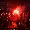 Bobotoh menyalakan flare usai Persib Bandung memastikan gelar juara Liga 1 di Fly Over Mochtar Kusumaatmadja (Pasupati) Kota Bandung, Senin (5/5). Foto: Dimas Rachmatsyah / Jabar Ekspres