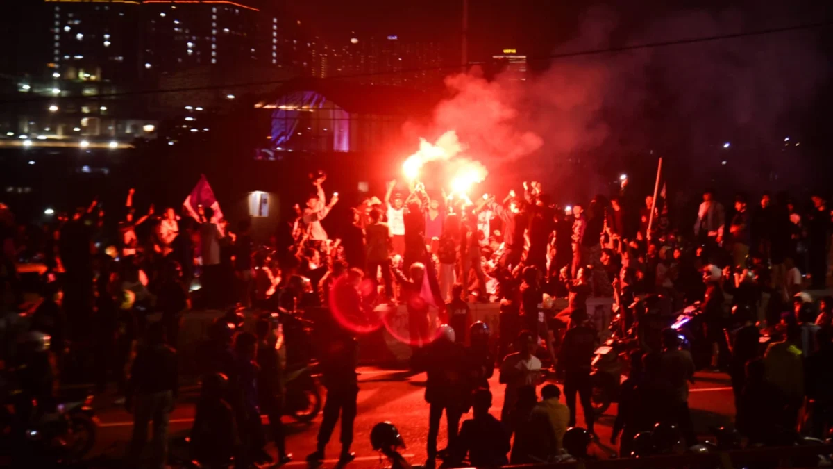 Tak Semua Rayakan Persib Back To Back Juara, Wali Kota Bandung: Hampura Pisan Bobotoh menyalakan flare usai Persib Bandung memastikan gelar juara Liga 1 di Fly Over Mochtar Kusumaatmadja (Pasupati) Kota Bandung, Senin (5/5). Foto: Dimas Rachmatsyah / Jabar Ekspres