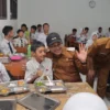 Tak Terhalang Kendala Distribusi, Pemkot Cimahi Tancap Gas Sebar Gizi Merata ke Seluruh Sekolah! Waki Wali Kota Cimahi, Adithia Yudhistira bersama siswa-siswa SMPN 2 Cimahi dalam Program MBG (Doc. Diskominfo Cimahi)