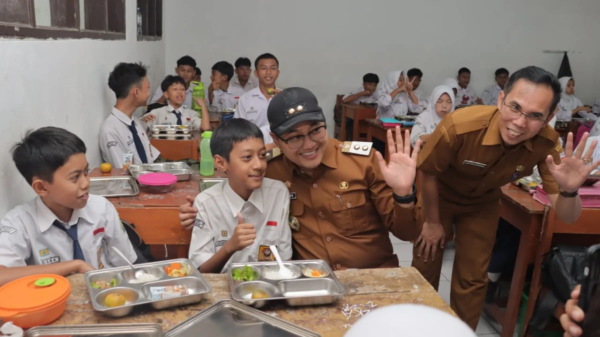Waki Wali Kota Cimahi, Adithia Yudhistira bersama siswa-siswa SMPN 2 Cimahi dalam Program MBG (Doc. Diskominfo Cimahi)