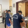 Kedua pelaku begal yakni Sandi Purnama (32) dan Riki Maenaki (24) saat digiring oleh petugas kepolisian sektor Cicalengka. Foto Agi
