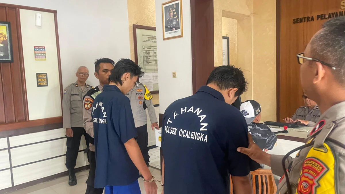 Plot Twist! Korban Begal Cicalengka Bertemu Pelaku di RS, Polisi Langsung Ringkus Kedua pelaku begal yakni Sandi Purnama (32) dan Riki Maenaki (24) saat digiring oleh petugas kepolisian sektor Cicalengka. Foto Agi