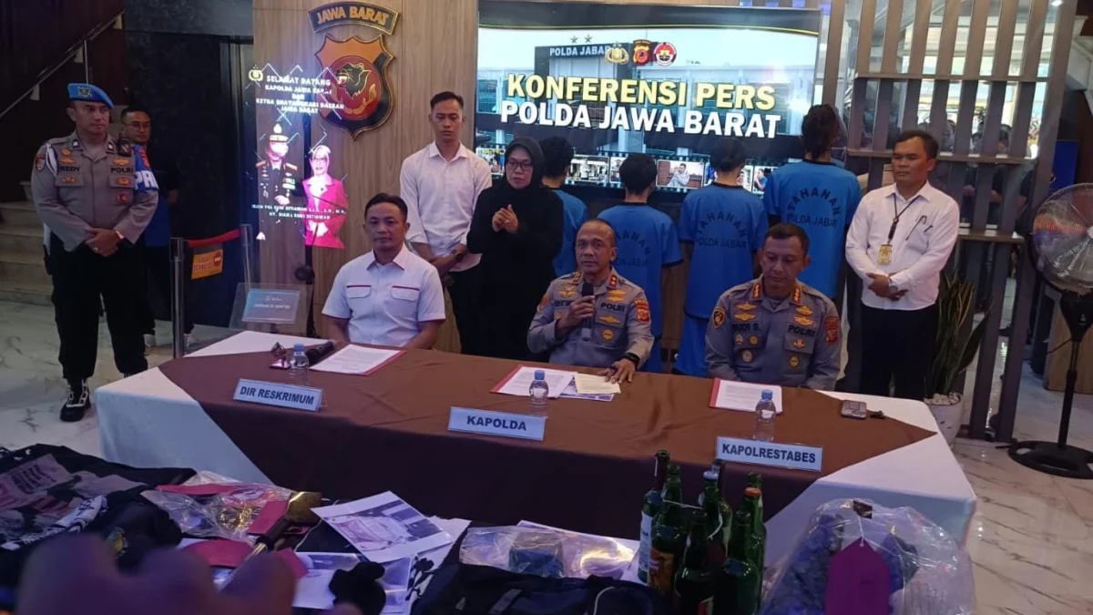 4 Pelaku Anarkis saat May Day di Bandung Berhasil Diamankan, Polisi: Mereka Melakukan Pengrusakan! Dok. 4 orang pelaku anarkis saat peringatan Hari Buruh Internasional di bandung berhasil diamankan polisi. Selasa (6/5). Foto. Sandi Nugraha.