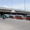 Sejumlah angkot berhenti di bawah kawasan Simpang Susun Cisumdawu di Desa Cileunyi Wetan, Kecamatan Cileunyi, Kabupaten Bandung. Foto: Dimas Rachmatsyah / Jabar Ekspres