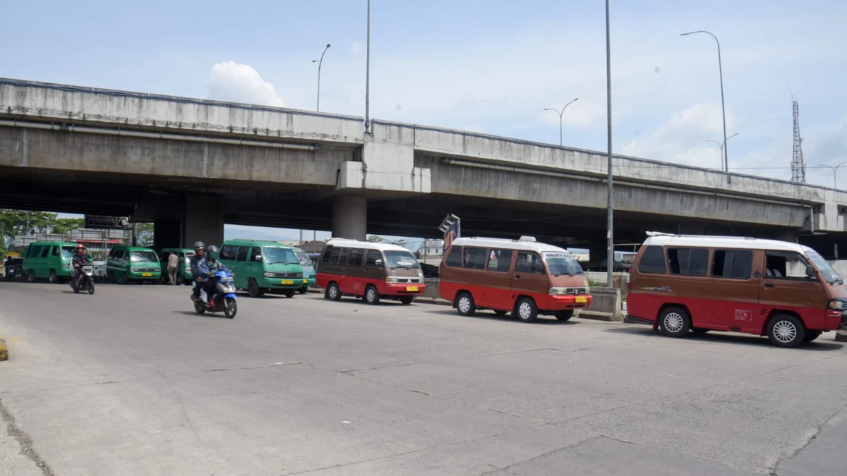 Sejumlah angkot berhenti di bawah kawasan Simpang Susun Cisumdawu di Desa Cileunyi Wetan, Kecamatan Cileunyi, Kabupaten Bandung. Foto: Dimas Rachmatsyah / Jabar Ekspres