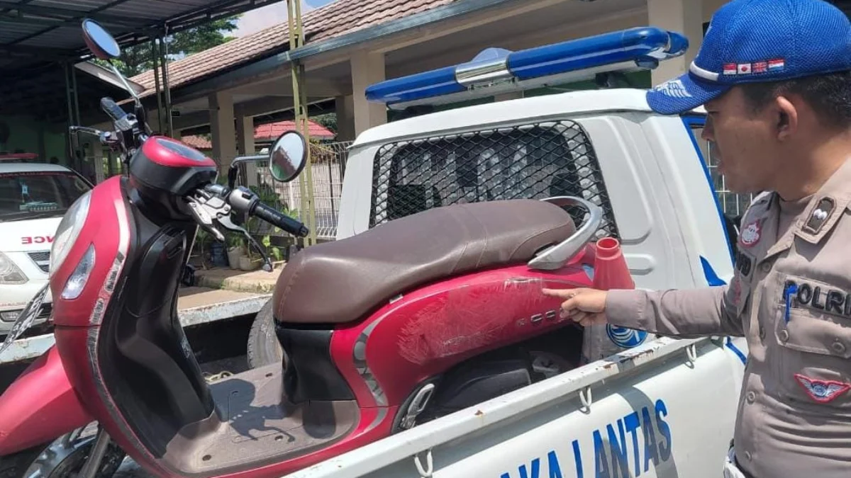 Kendaraan sepeda motor milik korban kecelakaan lalu lintas, yang terjadi di Jalan Raya Bandung-Garut wilayah Desa Mangunarg, Kecamatan Cimanggung, Kabupaten Sumedang. (Istimewa)