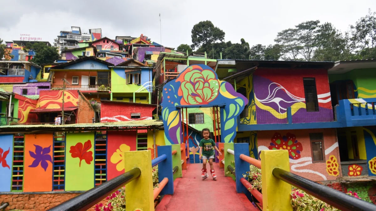 Seorang anak bermain sepatu roda di jembatan di kawasan Lembur Katumbiri pada hari pertama diresmikan di Kota Bandung, Selasa (6/5). Foto: Dimas Rachmatsyah / Jabar Ekspres