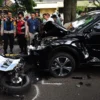 Satu unit mobil dan satu unit motor yang mengalami kecelakaan tabrakan beruntun di Jalan Anggrek, Kota Bandung, Selasa (6/5). Foto: Dimas Rachmatsyah / Jabar Ekspres
