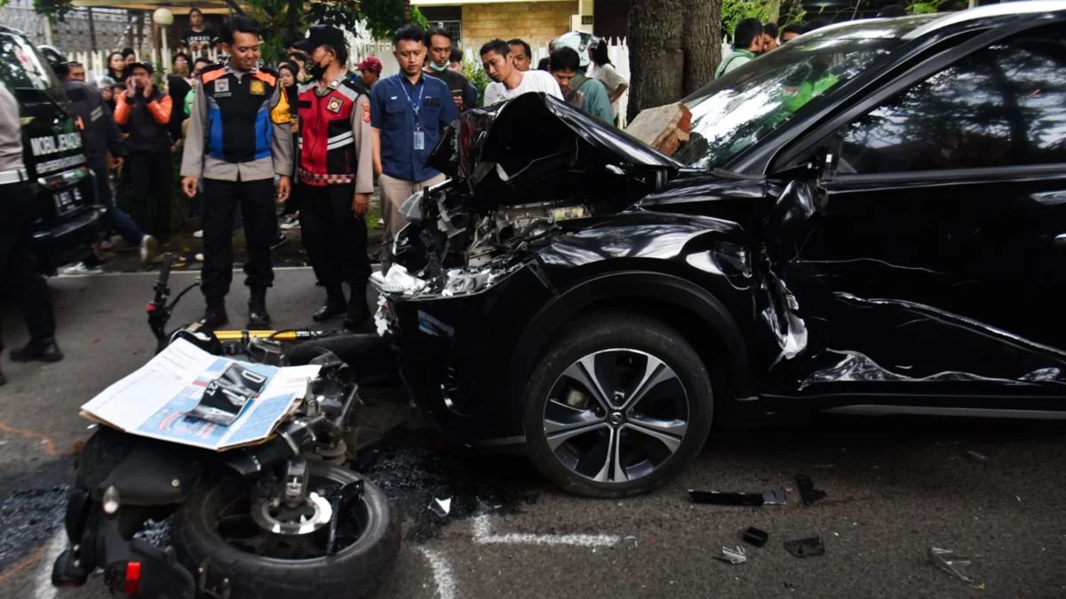 Satu unit mobil dan satu unit motor yang mengalami kecelakaan tabrakan beruntun di Jalan Anggrek, Kota Bandung, Selasa (6/5). Foto: Dimas Rachmatsyah / Jabar Ekspres