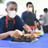 Warga binaan menata kue buatannya saat mengikuti pelatihan keterampilan bagi warga binaan Rumah Tahanan Kelas I Bandung, Selasa (6/5). Foto: Dimas Rachmatsyah / Jabar Ekspres