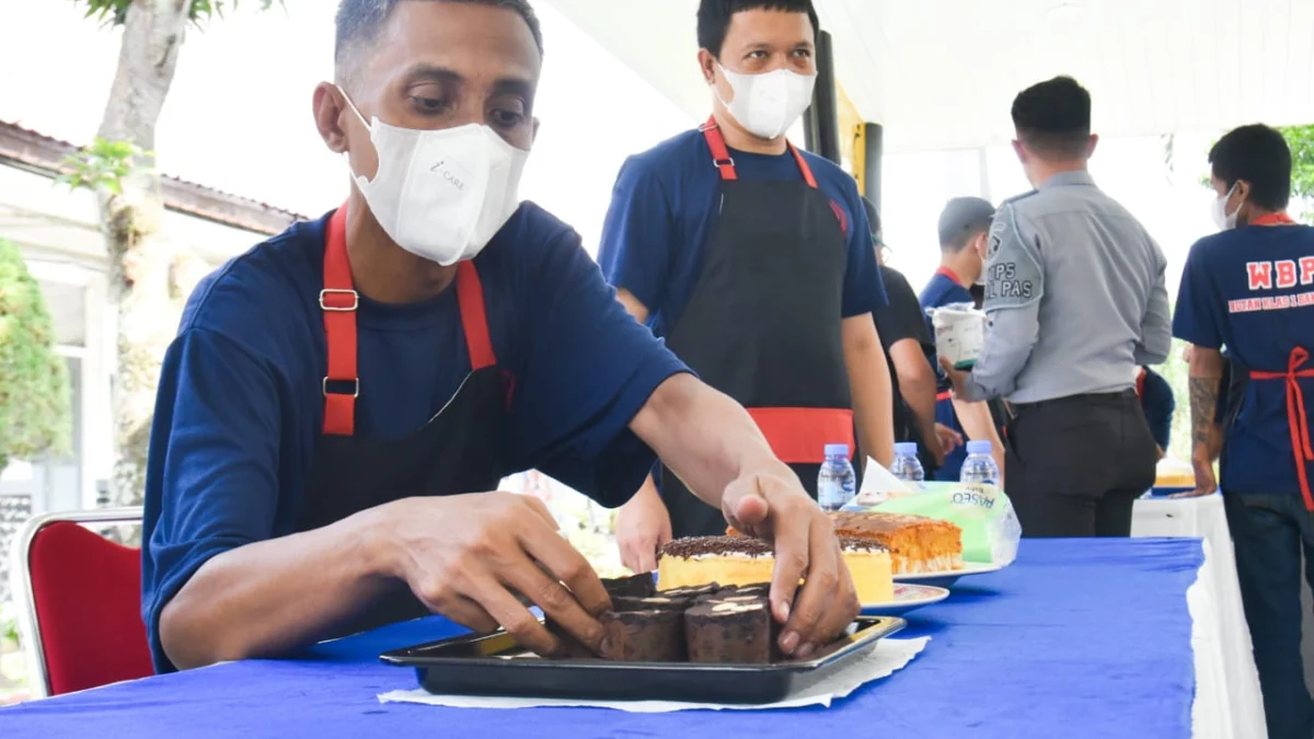 Menilik Pelatihan Pangkas Rambut dan Pastry di Rutan Bandung Warga binaan menata kue buatannya saat mengikuti pelatihan keterampilan bagi warga binaan Rumah Tahanan Kelas I Bandung, Selasa (6/5). Foto: Dimas Rachmatsyah / Jabar Ekspres
