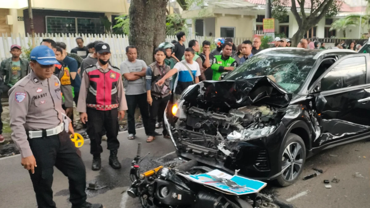 Dok. Kecelakaan Lalu lintas yang terjadi di Jalan Anggrek Kota Bandung Selasa (6/5). Foto: Sandi Nugraha / Jabar Ekspres