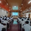 Puluhan siswa SMK Negeri 2 Banjar mengikuti tes bursa kerja khusus (BKK) yang diselenggarakan pihak sekolah dengan PT Suzuki Indomobil Motor di aula sekolah, Rabu (7/5/2025). (Cecep Herdi/Jabar Ekspres)