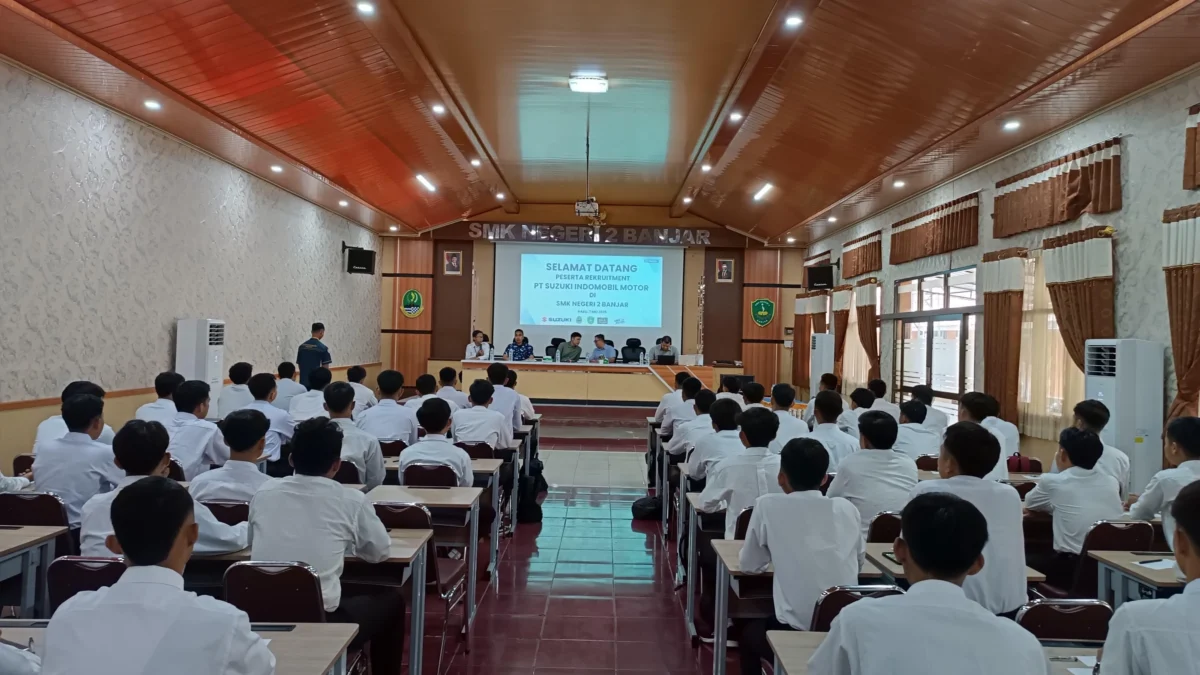 Puluhan siswa SMK Negeri 2 Banjar mengikuti tes bursa kerja khusus (BKK) yang diselenggarakan pihak sekolah dengan PT Suzuki Indomobil Motor di aula sekolah, Rabu (7/5/2025). (Cecep Herdi/Jabar Ekspres)