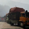 Ilustrasi: antrean truk pengangkut sampah menuju TPA Sarimukti. Dok Jabar Ekspres/Suwitno