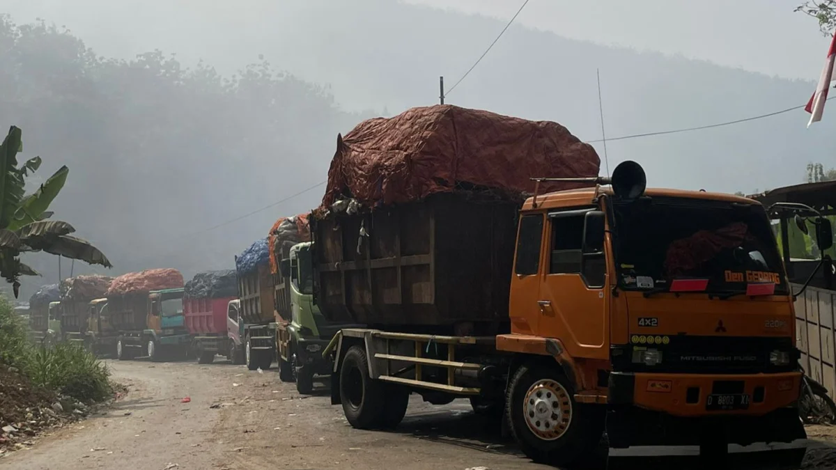 Ilustrasi: antrean truk pengangkut sampah menuju TPA Sarimukti. Dok Jabar Ekspres/Suwitno