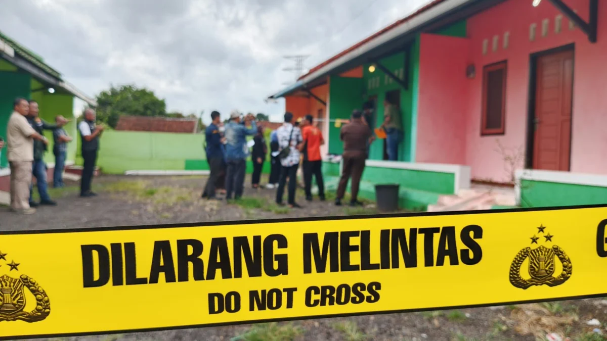 Dua Malam Bersama Jenazah, Polres Ciamis Ungkap Rantai Kejahatan Pembunuhan Wanita Dibungkus Sprei di Kamar Kos Polisi saat menggelar rekontruksi pembunuhan wanita di dalam kamar kos di Ciamis, Jawa Barat, Rabu (7/5/2025). (Cecep Herdi/Jabar Ekspres)