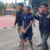 Polresta Bandung berhasil mengamankan seorang pria bernama Rian Triana (38) yang tega menghabisi ayah tirinya di kediamannya di Desa Ciapus, Kecamatan Banjaran, Kabupaten Bandung, Senin (5/5/2025). Foto Agi