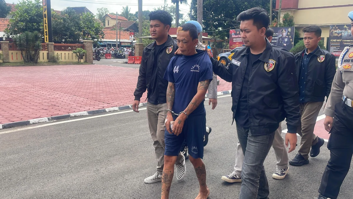 Banjaran Geger, Anak Tega Bunuh Ayah Tiri Karena Alasan Sepele! Polresta Bandung berhasil mengamankan seorang pria bernama Rian Triana (38) yang tega menghabisi ayah tirinya di kediamannya di Desa Ciapus, Kecamatan Banjaran, Kabupaten Bandung, Senin (5/5/2025). Foto Agi
