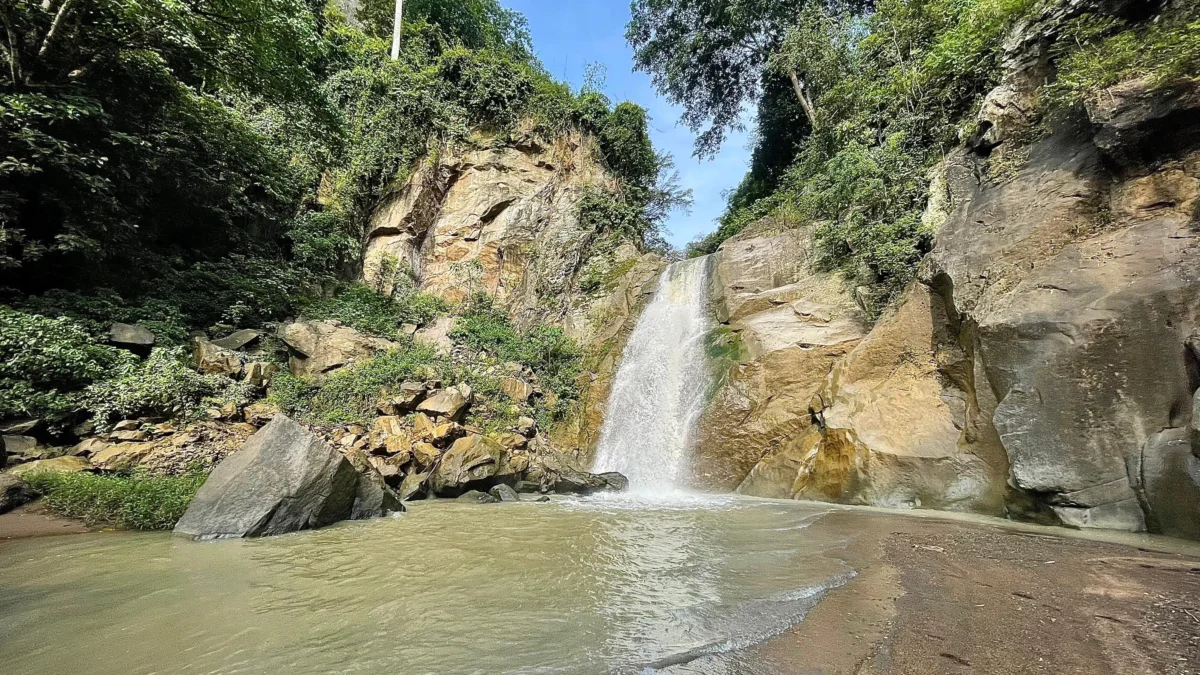 Objek wisata Curug Halimun di Kecamatan Cipongkor, Kabupaten Bandung Barat. Dok Jabar Ekspres/Suwitno