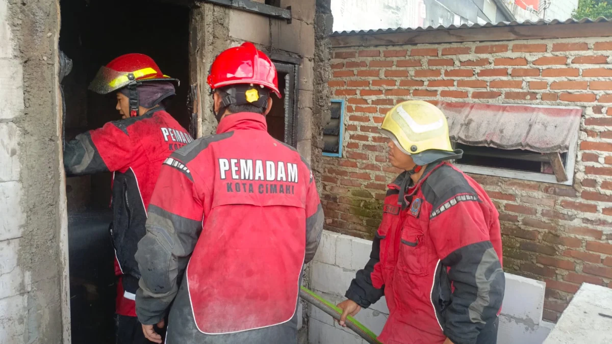 Korsleting Listrik Picu Kebakaran Rumah Lansia di Cimahi, Kerugian Capai Jutaan Rupiah Tim Pemadam Kebakara Cimahi/Damkar Cimahi/
