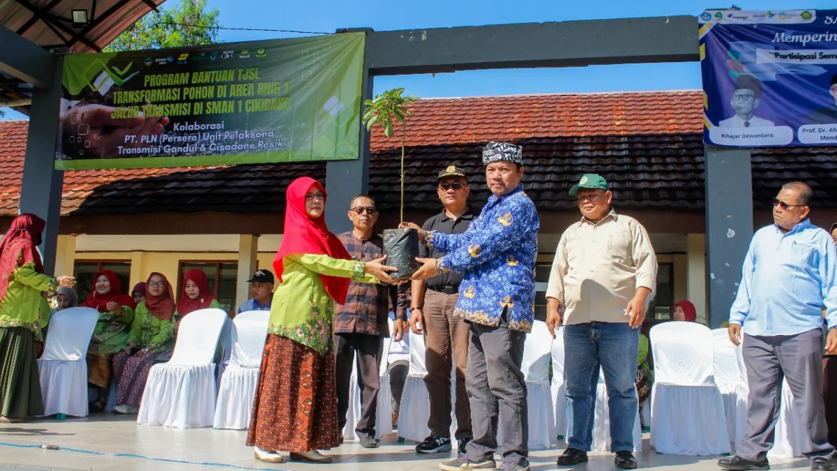 Peduli Perubahan Iklim, PLN Gandeng SMAN 1 Cikidang Hijaukan Jalur Transmisi Peduli Perubahan Iklim, PLN Gandeng SMAN 1 Cikidang Hijaukan Jalur Transmisi