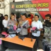 Dok. Polrestabes Bandung dan Polsek Lengkong saat merilis kasus pembegalan yang tejadi di Jl Buahbatu, Kota Bandung beberapa waktu lalu. Foto. Sandi Nugraha.