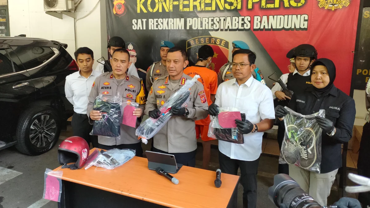 DPO Begal Buahbatu Tertangkap! Polisi Ringkus GU Tanpa Ampun Dok. Polrestabes Bandung dan Polsek Lengkong saat merilis kasus pembegalan yang tejadi di Jl Buahbatu, Kota Bandung beberapa waktu lalu. Foto. Sandi Nugraha.