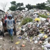 Petugas membawa gerobak berisi sampah di dekat tumpukan sampah di Tempat Pembuangan Sampah Sementara (TPS) Pasar Ciwastra, Kota Bandung, Kamis (8/5). Foto: Dimas Rachmatsyah / Jabar Ekspres