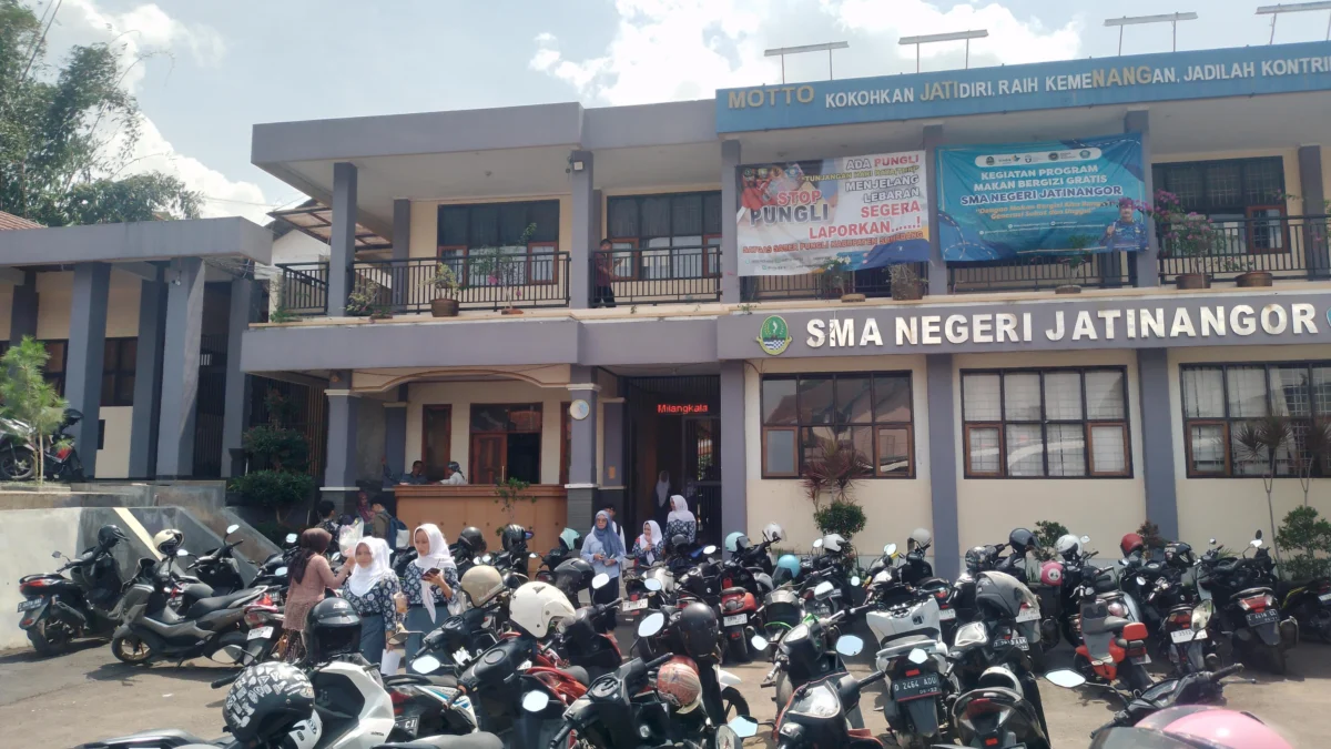 Masuk Administratif SMAN Jatinangor, Lahan Pemprov Malah Didirikan Bangunan Permanen oleh Warga! Sejumlah peserta didik SMA Negeri Jatinangor sedang berjalan keluar gedung bangunan pada jam pulang sekolah, di wilayah Desa Hegarmanah, Kecamatan Jatinangor, Kabupaten Sumedang. (Yanuar Baswata/Jabar Ekspres)