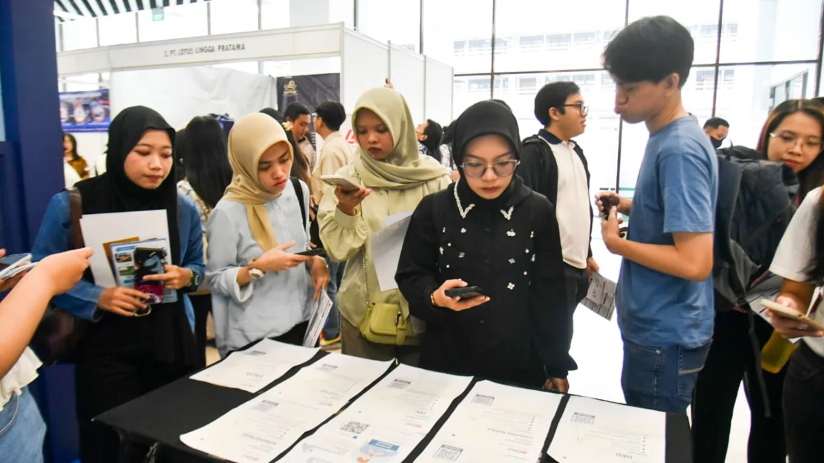 Maranatha Job Fair 2025, Peluang Emas Para Pencari Kerja Pencari kerja memindai kode batang pada poster informasi lowongan pekerjaan di salah satu stan perusahaan pada pameran bursa kerja (job fair) di Universitas Kristen Maranatha, Kota Bandung, Kamis (8/5). Foto: Dimas Rachmatsyah / Jabar Ekspres