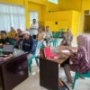 Warga memeriksakan kesehatan di layanan pemeriksaan kesehatan gratis di aula Pasar Banjar pada Kamis (8/5/2025). (Cecep Herdi/Jabar Ekspres)