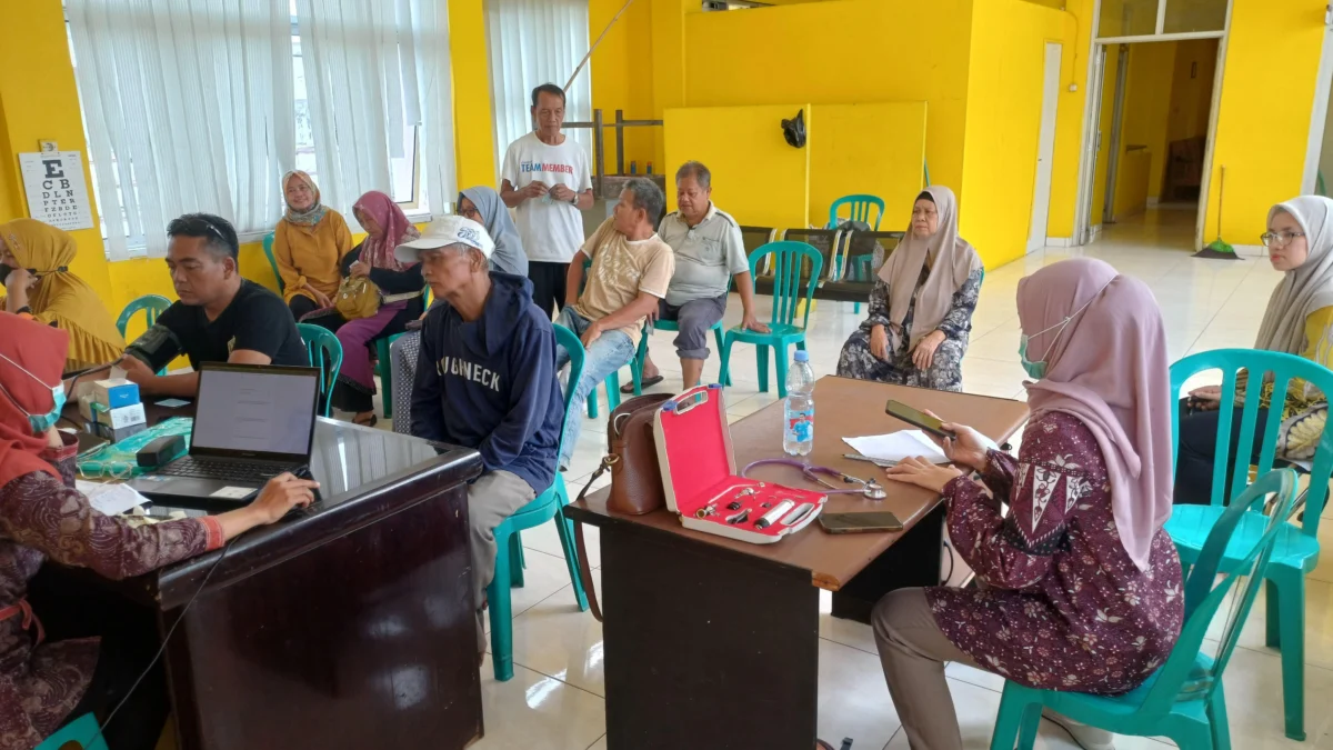 Warga memeriksakan kesehatan di layanan pemeriksaan kesehatan gratis di aula Pasar Banjar pada Kamis (8/5/2025). (Cecep Herdi/Jabar Ekspres)