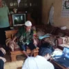 Petugas dari Disdukcapil Kota Banjar mengunjungi salah satu warga lansia dalam program jemput bola perekaman eKTP, Kamis (8/5/2025). (Cecep Herdi/Jabar Ekspres)