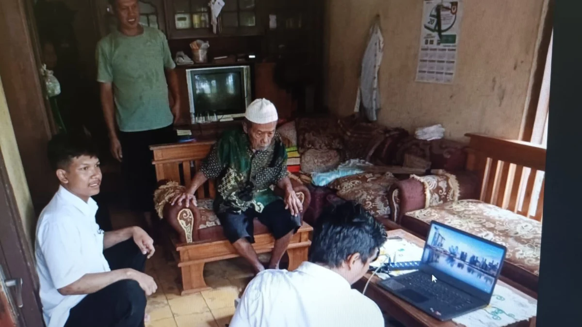 Disdukcapil Banjar Pastikan ODGJ, Lansia, dan Disabilitas Punya Dokumen Kependudukan Petugas dari Disdukcapil Kota Banjar mengunjungi salah satu warga lansia dalam program jemput bola perekaman eKTP, Kamis (8/5/2025). (Cecep Herdi/Jabar Ekspres)