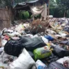 Sampah menumpuk dan berserakan di TPS sementara Tanjakan Endog, Desa Sariwangi, Kecamatan Parongpong, KBB. Dok Jabar Ekspres / Mong