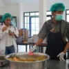Wakil Ketua Komisi IV DPRD Kota Bogor, Rezky Kartika saat memastikan kondisi makanan di dapur SPPG, Sekolah Bosowa Bina Insani Bogor, Kamis (8/5). (Yudha Prananda / Jabar Ekspres)