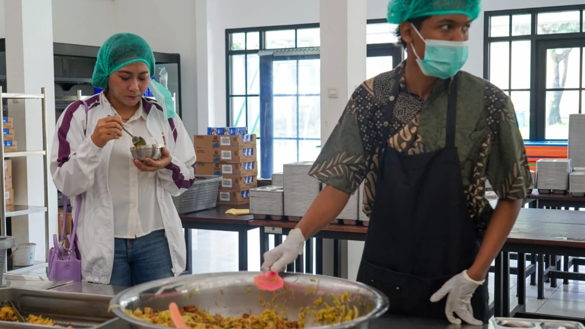 Wakil Ketua Komisi IV DPRD Kota Bogor, Rezky Kartika saat memastikan kondisi makanan di dapur SPPG, Sekolah Bosowa Bina Insani Bogor, Kamis (8/5). (Yudha Prananda / Jabar Ekspres)
