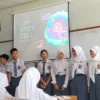 Siswa-Siswi SMAN 2 Cimahi saat menyampaikan presentasi tanpa menggunakan gawai (mong)
