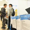 Pencari kerja mencari informasi lowongan pekerjaan di salah satu stan perusahaan pada pameran bursa kerja (job fair) di Universitas Kristen Maranatha, Kota Bandung, Kamis (8/5). Foto: Dimas Rachmatsyah / Jabar Ekspres