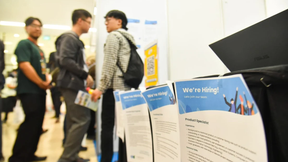 Pencari kerja mencari informasi lowongan pekerjaan di salah satu stan perusahaan pada pameran bursa kerja (job fair) di Universitas Kristen Maranatha, Kota Bandung, Kamis (8/5). Foto: Dimas Rachmatsyah / Jabar Ekspres