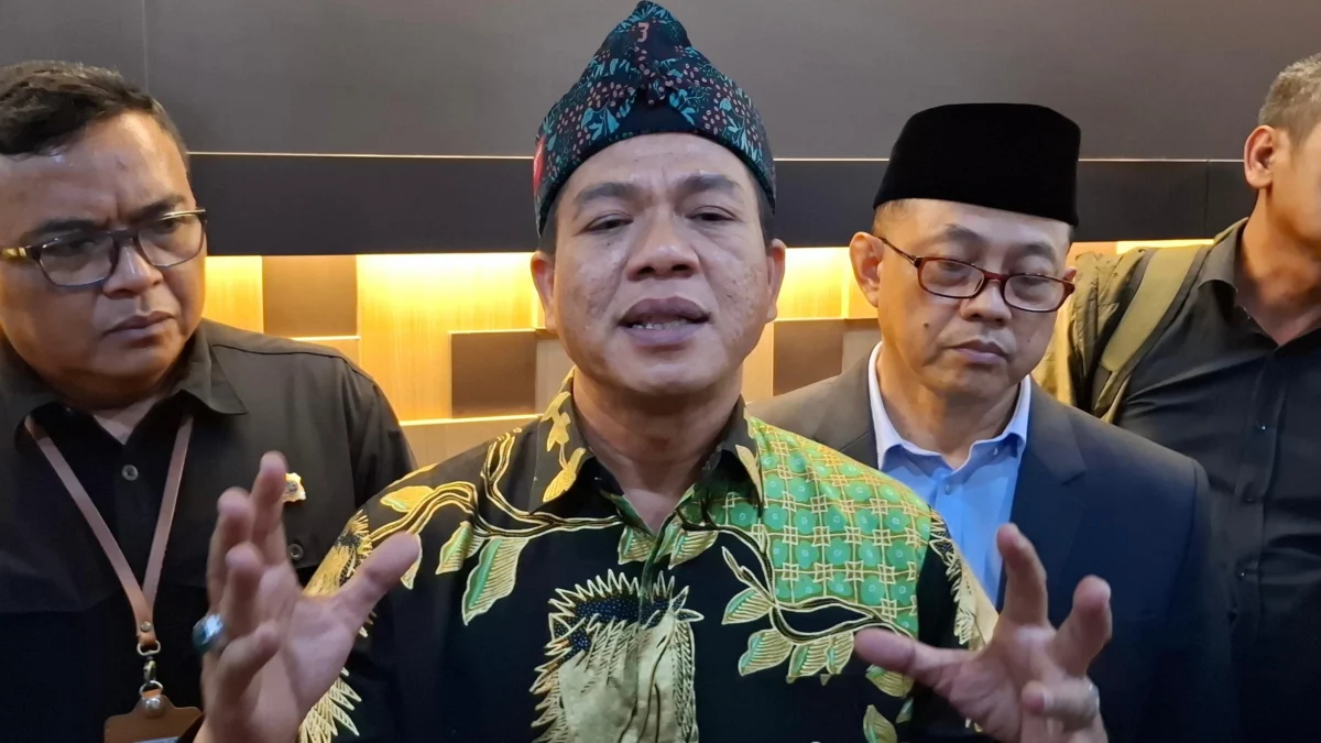 Pemkab Bandung Belum Ikut Sertakan Siswa Nakal Masuk Program Barak TNI : Ada Mekanismenya! Bupati Bandung Dadang Supriatna saat ditemui di ruangannya, Kamis (8/5/2025). Foto Agi / Jabar Ekspres