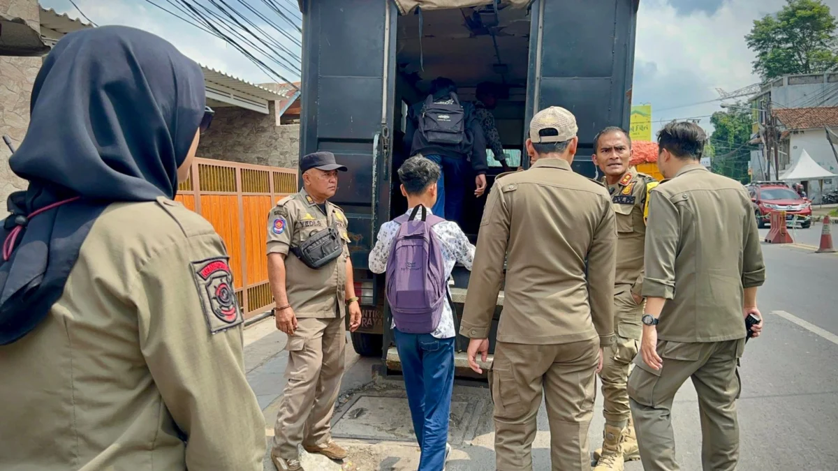 Satpol PP KBB amankan belasan pelajar yang bolos sekolah di Warkop wilayah Kecamatan Padalarang. Dok Satpol PP KBB