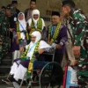 Jemaah haji kloter pertama asal Bandung Barat resmi diberangkatkan di Pusdiklat Padalarang. Kamis (8/5). Dok Jabar Ekspres/Suwitno