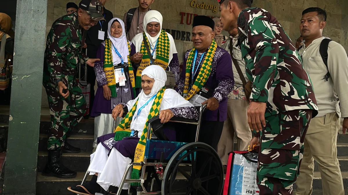 Jemaah haji kloter pertama asal Bandung Barat resmi diberangkatkan di Pusdiklat Padalarang. Kamis (8/5). Dok Jabar Ekspres/Suwitno