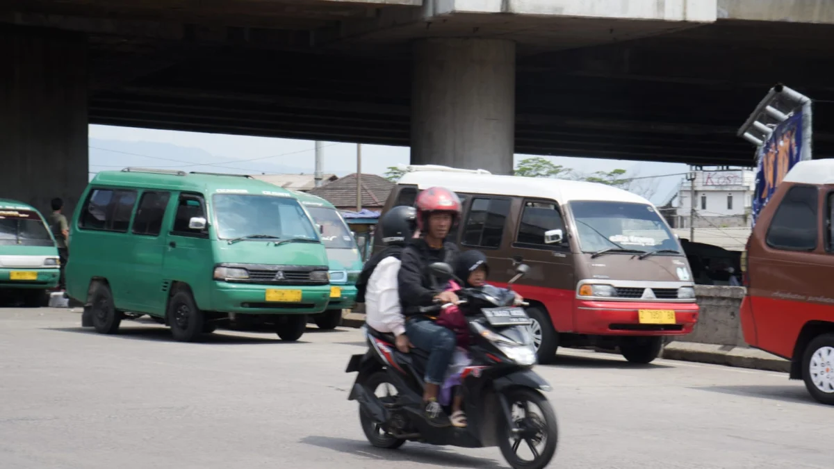 Sejumlah angkot berhenti di bawah kawasan Simpang Susun Cisumdawu di Desa Cileunyi Wetan, Kecamatan Cileunyi, Kabupaten Bandung, Kamis (8/5). Foto: Dimas Rachmatsyah / Jabar Ekspres